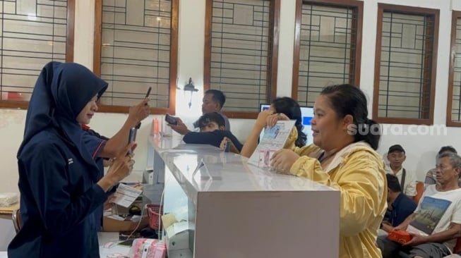 Bantuan langsung tunai sementara (BLTS) dari Kementerian Sosial hari ini terakhir disalurkan oleh PT POS. (Suara.com/Lilis)