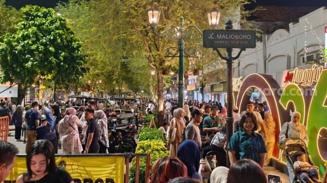 Wisatawan menikmati waktu berlibur jelang pergantian tahun 2026 di kawasan Malioboro, Kota Yogyakarta, Rabu (31/12/2025). (Suara.com/Hiskia)