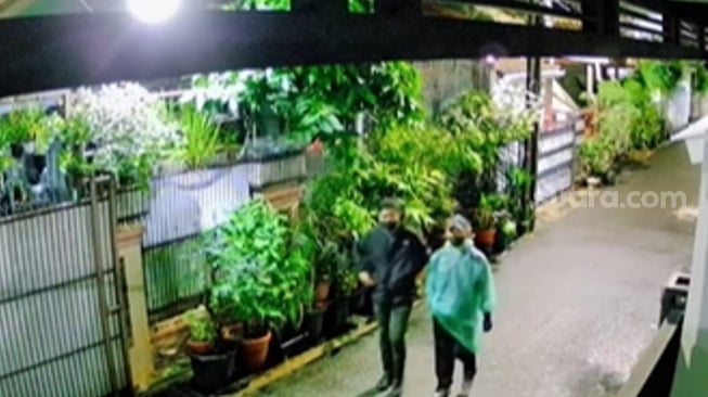 Rumah Ramond Dony Adam alias DJ Donny dilempari bom molotov. (tangkap layar/ist)