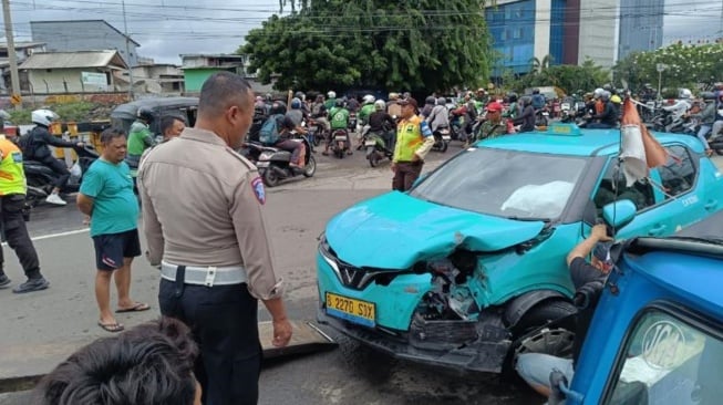 Terobos Palang Pintu KA, Taksi Xanh SM Ringsek Dihantam Kereta di Perlintasan Kampung Bandan