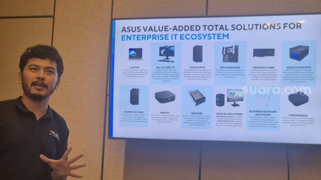 Head of Commercial Product Marketing Asus Indonesia, Aldy Ramadiansyah dalam temu dengan wartawan di Jakarta, Selasa (30/12/2025). [Suara.com/Dythia]