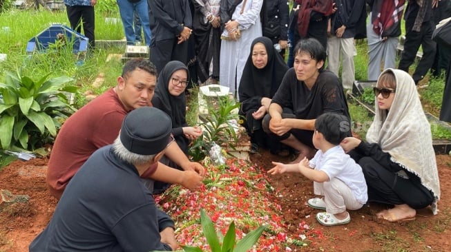 Gilang Dirga tak bisa menyembunyikan kesedihan usai prosesi pemakaman sang ayah, Wendi Indra bin Muhammad Yasin yang meninggal Rabu (31/12/2025) dini hari tadi. Jenazah dimakamkan di TPU Al Hidayah, Pondok Gede, Bekasi, Jawa Barat pada pagi tadi. [Tiara Rosana/Suara.com]
