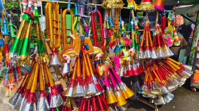 Penjualan Terompet Tahun Baru di Asemka Sepi, Pedagang Keluhkan Larangan Kembang Api