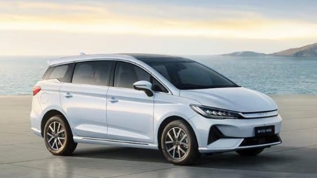 Tertarik Mobil Listrik BYD M6? Cek Dulu Fitur dan Pajak Tahunannya, Dijamin Full Senyum!