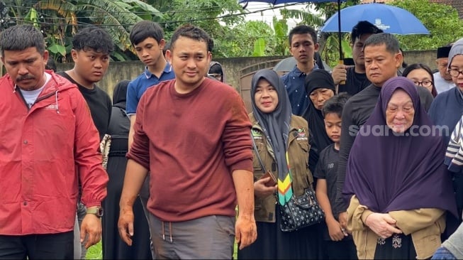 Gilang Dirga tak bisa menyembunyikan kesedihan usai prosesi pemakaman sang ayah, Wendi Indra bin Muhammad Yasin yang meninggal Rabu (31/12/2025) dini hari tadi. Jenazah dimakamkan di TPU Al Hidayah, Pondok Gede, Bekasi, Jawa Barat pada pagi tadi. [Tiara Rosana/Suara.com]