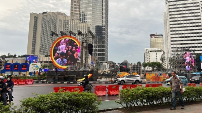 Kondisi Terkini Bundaran HI Jelang Malam Tahun Baru 2026, Warga Mulai Merapat