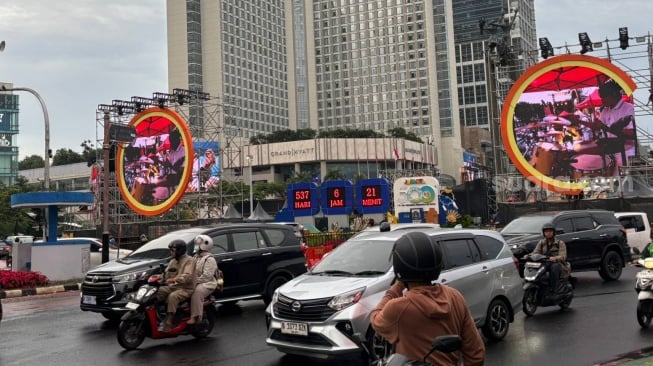 Area Bundaran Hotel Indonesia (HI) di Jakarta Pusat mulai ramai sejak Rabu (31/12) sore jelang pergantian malam tahun baru 2026. (Suara.com/Lilis)