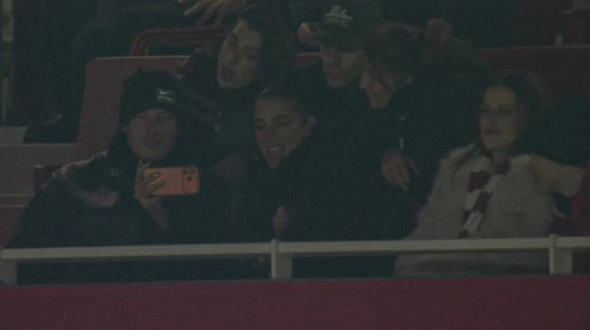 Dua Lipa Curi Perhatian di Emirates Saat Arsenal Pesta Gol ke Gawang Aston Villa