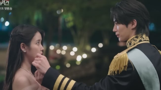 Kisah Chaebol Terbuang dan Pangeran Tanpa Kuasa: Adu Nasib IU dan Byeon Woo Seok di Perfect Crown