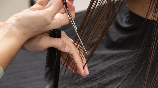 Ilustrasi potong rambut (Freepik/freepik)