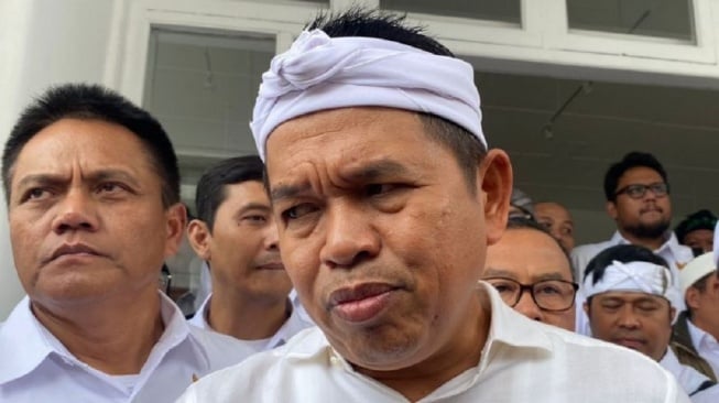Gubernur Jawa Barat Dedi Mulyadi memberikan keterangan di Bandung. (ANTARA/Ricky Prayoga)