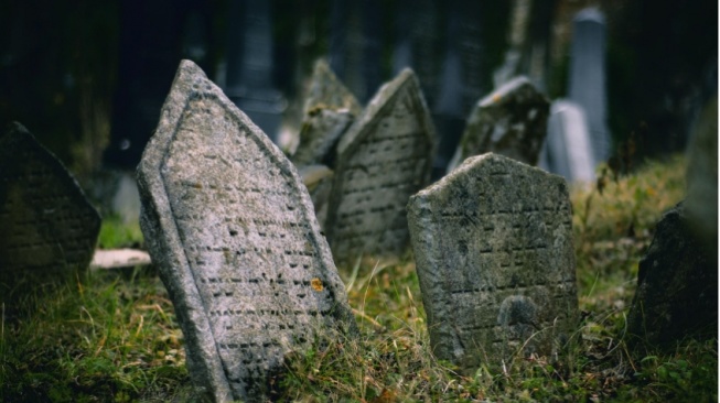 Selepas Maghrib, Ada Anak Kecil yang Memanggilku dari Arah Kuburan Tua