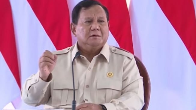Tangkapan layar - Presiden Prabowo Subianto memberikan arahan dalam rapat terbatas bersama 10 menteri serta Gubernur Aceh Muzakir Manaf, Wakil Gubernur Aceh Fadhlullah, dan Bupati Aceh Tamiang Armia Pahmi di lokasi pembangunan Rumah Hunian Danantara di Aceh Tamiang, Aceh, Kamis (1/1/2026). (ANTARA/HO-Youtube Sekretariat Presiden)
