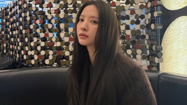 Monokrom Style ala Kim Ji Yeon: Sontek 4 Padu Padan Daily OOTD-nya!