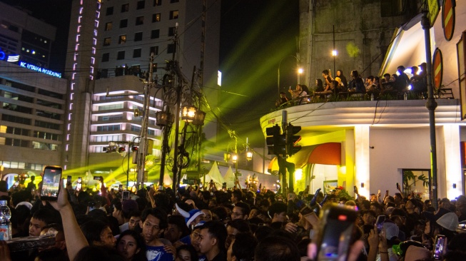 Warga memadati Braga saat merayakan malam Tahun Baru 2026 di Bandung, Jawa Barat, Kamis (1/1/2026). [ANTARA FOTO/Novrian Arbi/wpa]