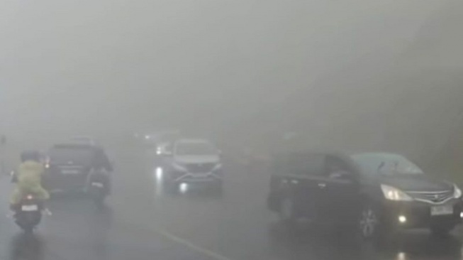 Kabut Tebal Selimuti Puncak Bogor - Cianjur di Hari Pertama 2026, Jarak Pandang Cuma 5 Meter