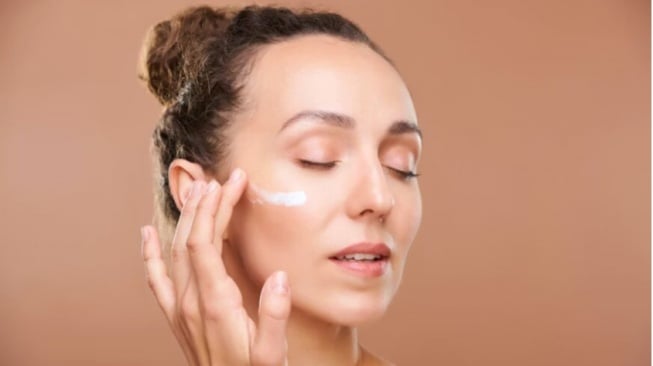 7 Sunscreen Terbaik untuk Kulit Berminyak dan Kusam: Tidak Lengket, Harga di Bawah Rp50 Ribu