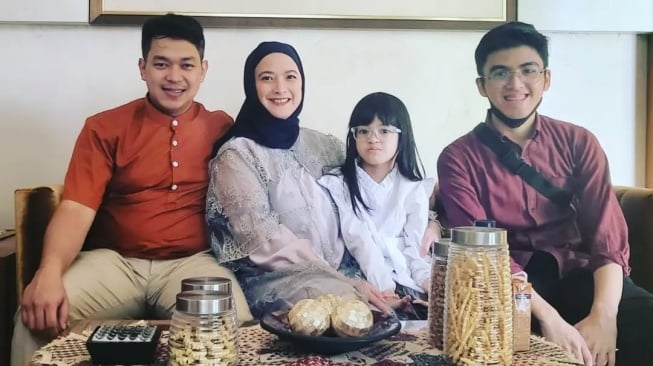 Andhara Early dan Bugi Ramadhana bersama kedua ananya. [Instagram]