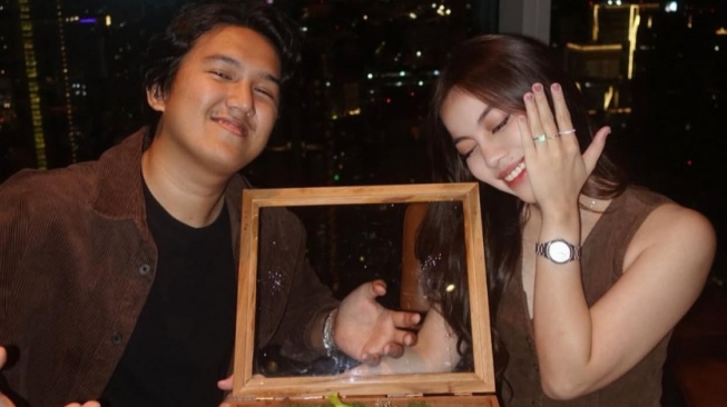 Siap Melangkah ke Jenjang Serius, Frislly Herlind Akhirnya Dilamar Kekasih!