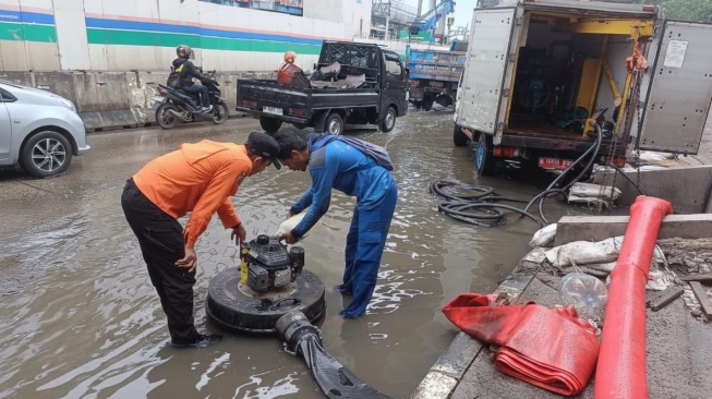Tinggi Air Pintu Pasar Ikan Turun, Genangan Rob di Depan JIS Ikut Surut