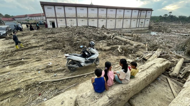 Anak-anak pengungsi di Gampong Sukajadi, Kecamatan Karang Baru, Aceh Tamiang. [Suara.com/Iskandar]