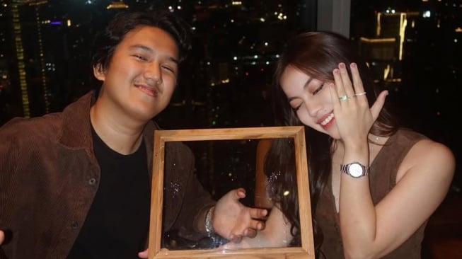 Selamat! Frislly Herlind Dilamar Sang Kekasih