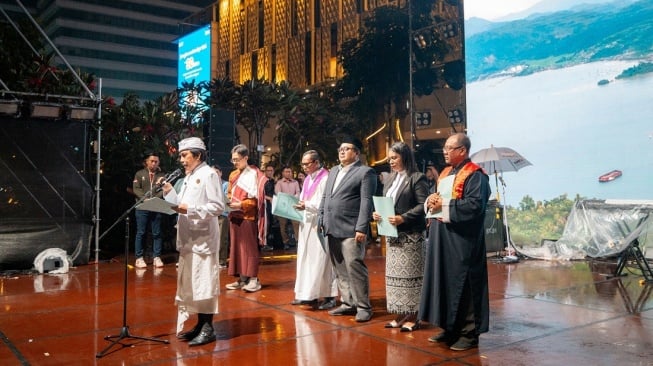 Pembcaaan doa dari lintas agama di acara malam pergantian tahun dengan tajuk "Tring! x Festiloka Panggung Nusantara 2026" di kawasan Sarinah, Jakarta. [Sarinah]