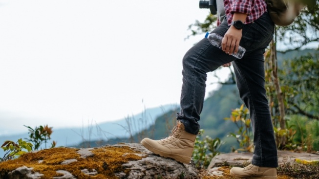 7 Sepatu Trekking Lokal Mirip The North Face Ori, Kualitas Dunia Harga Merakyat