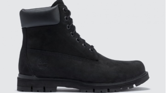 5 Sepatu Jalan yang Waterproof, Pilihan Tepat di Musim Hujan Agar Kaki Tidak Lembap