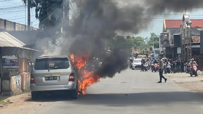 Detik-detik Mobil KIA Carnival Terbakar di Tulungagung, Pengemudi Kakek yang Lagi Jemput Cucu