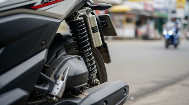 Ilustrasi Shockbreaker Motor Matic. (Google AI Studio)