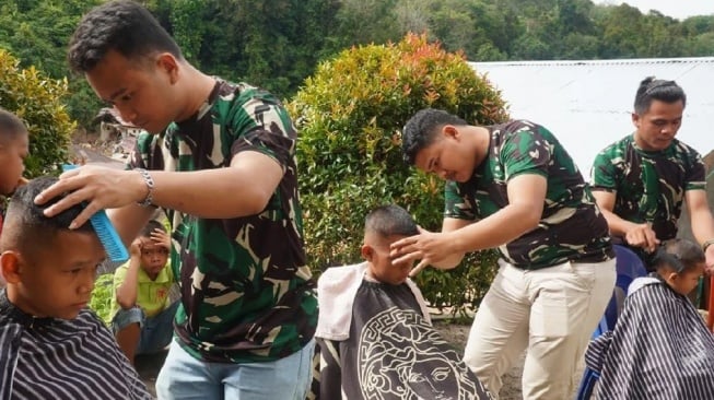 TNI Hadirkan Layanan Cukur Rambut Gratis untuk Anak Korban Bencana di Tapanuli Utara