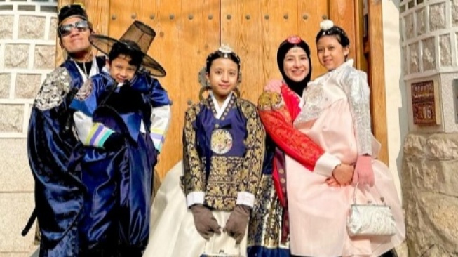 Desta Recreat Foto Liburan Bareng Natasha Rizky dan Anak-Anak, Rumor Rujuk Menguat