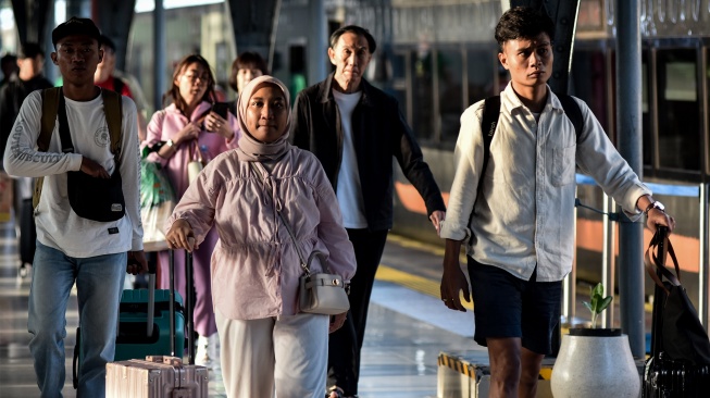 Sejumlah penumpang KA tiba di Stasiun Pasar Senen, Jakarta, Minggu (4/1/2026). [ANTARA FOTO/Fakhri Hermansyah/rwa]
