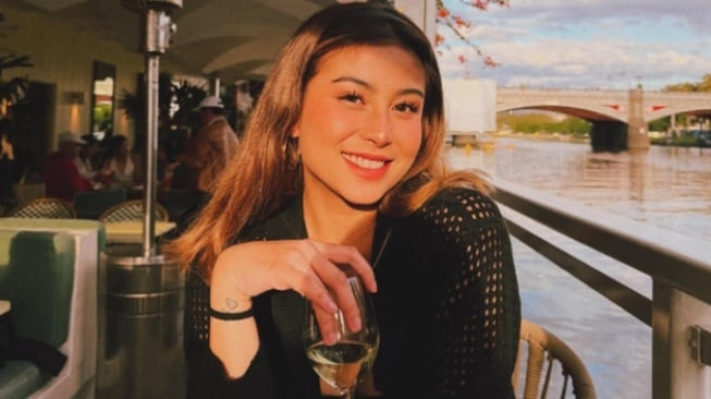 Curhat Diputusin Pacar Bule, Unggahan Awkarin Dinotis Pria Dubai: Akan Kuhalalkan Kamu