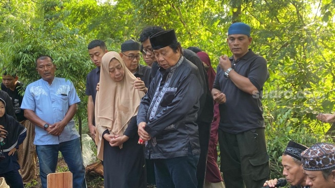 Tangis Mansyur S Pecah di Pemakaman Istri, Kenang Momen Terakhir dalam Pelukan