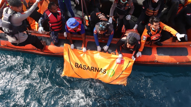 Tim SAR gabungan mengevakuasi jenazah yang diduga korban tenggelamnya kapal wisata KM Putri Sakinah di perairan Pulau Serai, kawasan Taman Nasional Komodo, Labuan Bajo, Manggarai Barat, Nusa Tenggara Timur (NTT), Minggu (4/1/2026). [ANTARA FOTO/Gecio Viana/sgd/nym]