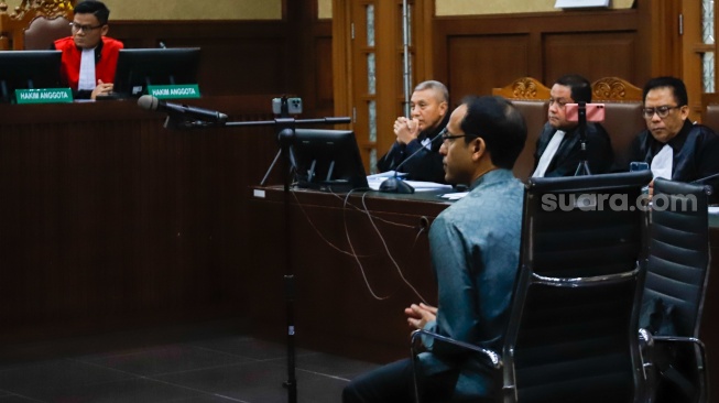 Terdakwa kasus dugaan korupsi dalam digitalisasi pendidikan pengadaan laptop Chromebook di Kemendikbudristek tahun 2019-2022 Nadiem Makarim saat menjalani sidang di Pengadilan Tipikor, Jakarta, Senin (5/1/2026). [Suara.com/Alfian Winanto]
