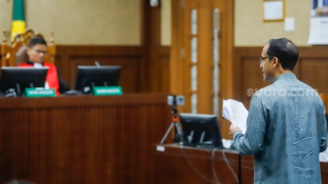 Terdakwa kasus dugaan korupsi dalam digitalisasi pendidikan pengadaan laptop Chromebook di Kemendikbudristek tahun 2019-2022 Nadiem Makarim membaca eksepsi saat menjalani sidang di Pengadilan Tipikor, Jakarta, Senin (5/1/2026). [Suara.com/Alfian Winanto]

