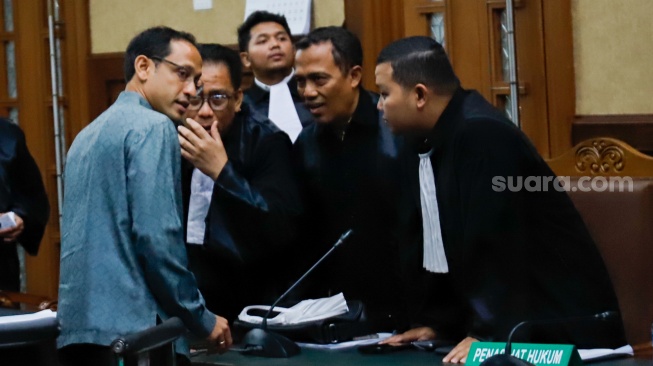 Terdakwa kasus dugaan korupsi dalam digitalisasi pendidikan pengadaan laptop Chromebook di Kemendikbudristek tahun 2019-2022 Nadiem Makarim berdiskusi dengan penasihat hukum saat menjalani sidang di Pengadilan Tipikor, Jakarta, Senin (5/1/2026). [Suara.com/Alfian Winanto]
