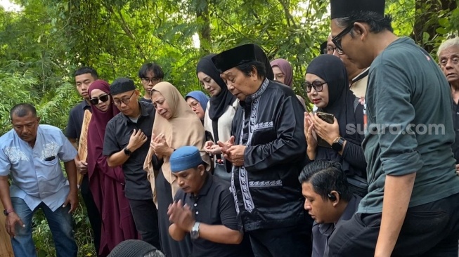 Mansyur S di pemakaman sang istri, Rosidah di Komplek Makam Pangeran Jayakarta, Jatinegara, Jakarta Timur pada Senin, 5 Januari 2025 [Suara.com/Tiara Rosana].
