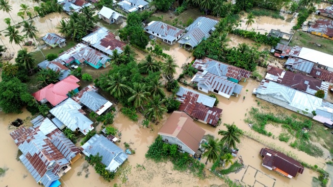 Foto udara kondisi rumah warga yang terendam banjir di Desa Tunggulo, Kabupaten Gorontalo, Gorontalo, Senin (5/1/2026). [ANTARA FOTO/Adiwinata Solihin/nz]