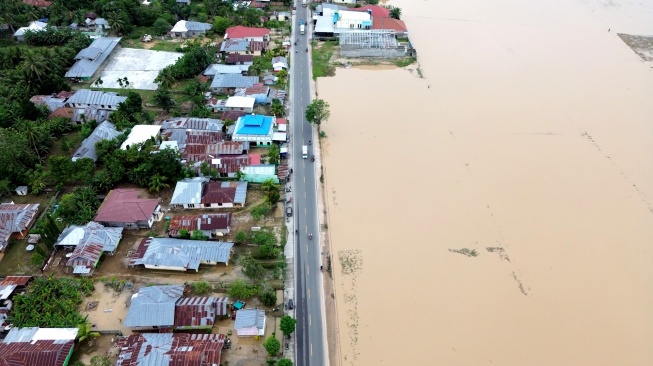 Foto udara kondisi rumah warga yang terendam banjir di Desa Tunggulo, Kabupaten Gorontalo, Gorontalo, Senin (5/1/2026). [ANTARA FOTO/Adiwinata Solihin/nz]