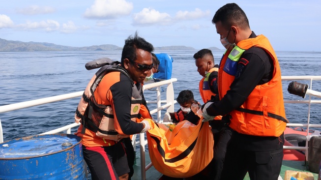 Tim SAR gabungan mengevakuasi jenazah yang diduga korban tenggelamnya kapal wisata KM Putri Sakinah di perairan Pulau Serai, kawasan Taman Nasional Komodo, Labuan Bajo, Manggarai Barat, Nusa Tenggara Timur (NTT), Minggu (4/1/2026). [ANTARA FOTO/Gecio Viana/sgd/nym]