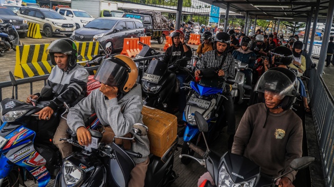 Sejumlah kendaraan roda dua antre untuk memasuki kapal feri di Pelabuhan Penyebrangan Feri Bastiong, Ternate, Maluku Utara, Minggu (4/1/2026). [ANTARA FOTO/ Andri Saputra/rwa]