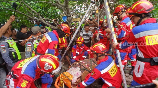 Tak Sekedar Urusan Api! Momen Petugas Damkar Solo Bantu Makamkan Jenazah Warga Seberat 200 Kg