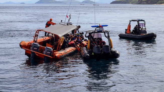 Tim SAR gabungan mengevakuasi jenazah yang diduga korban tenggelamnya kapal wisata KM Putri Sakinah di perairan Pulau Serai, kawasan Taman Nasional Komodo, Labuan Bajo, Manggarai Barat, Nusa Tenggara Timur (NTT), Minggu (4/1/2026). [ANTARA FOTO/Gecio Viana/sgd/nym]
