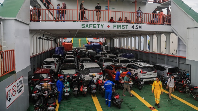 Sejumlah petugas menata kendaraan penumpang di atas kapal feri di Pelabuhan Penyebrangan Feri Bastiong, Ternate, Maluku Utara, Minggu (4/1/2026). [ANTARA FOTO/ Andri Saputra/rwa]
