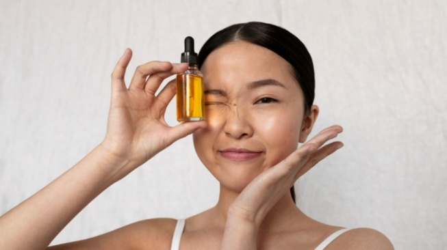 Face Oil Dipakai setelah Apa? Ini Urutan, Manfaat, dan Rekomendasi Produknya