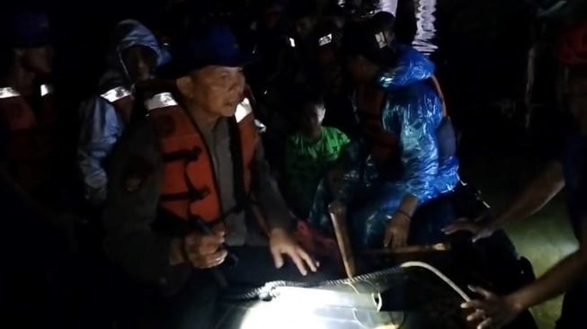 Tim SAR Polri Evakuasi Ratusan Warga Korban Banjir Susulan di Padang Pariaman